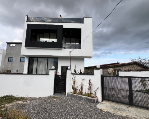 فروش ویلا با دید هم زمان دریا و جنگل در نور