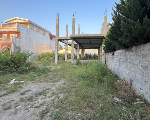 زمین با سازه احداثی نیمه کاره در چمستان