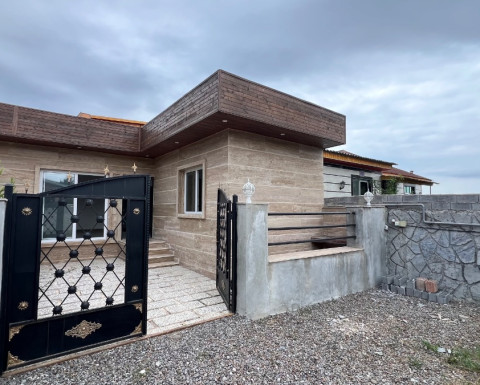 ویلای نقلی نوساز در شهرکی نزدیک به جنگل ویلای نقلی نوساز در شهرکی نزدیک به جنگل